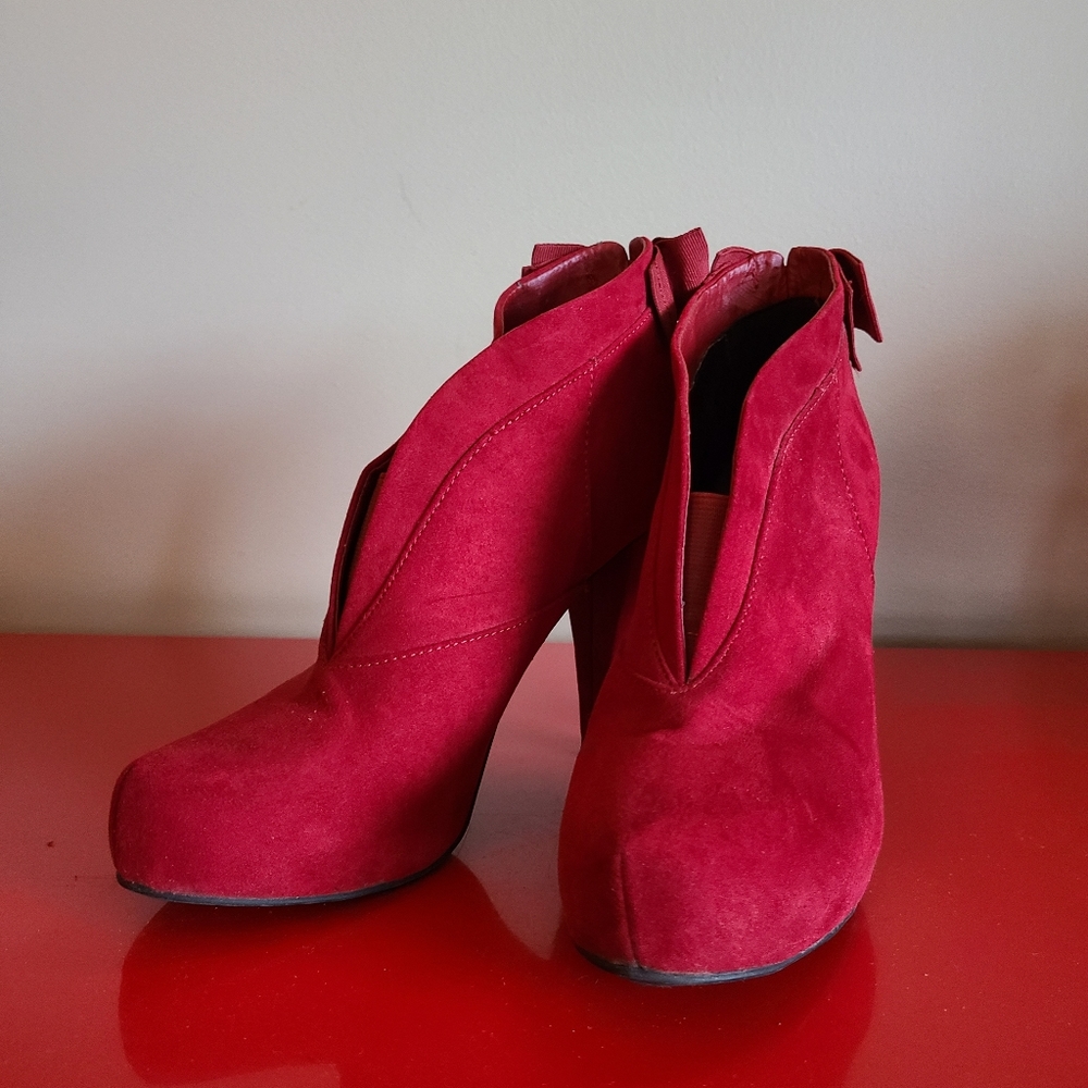 Guess 7.5M Stunning Red pump with bow